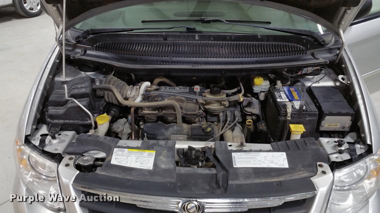 image for item L4666 2006 Chrysler Town & Country van