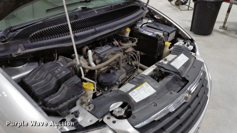 image for item L4666 2006 Chrysler Town & Country van