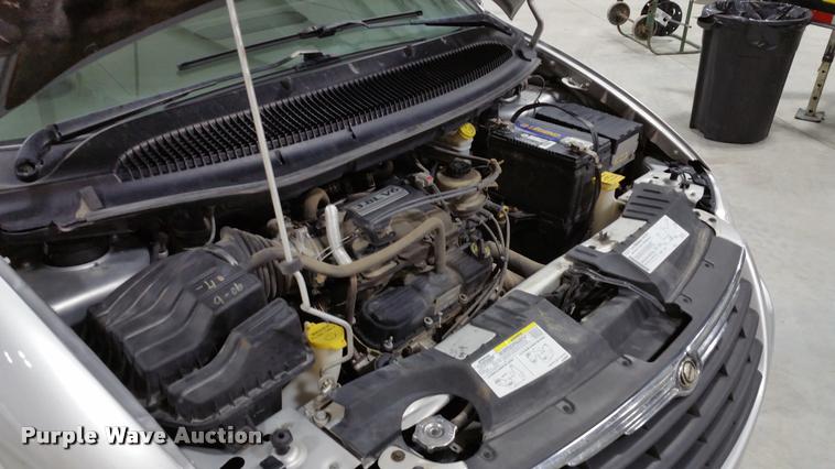 image for item L4666 2006 Chrysler Town & Country van