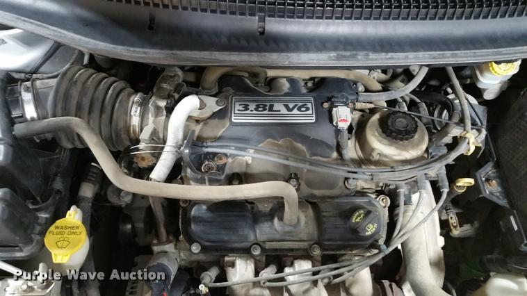 image for item L4666 2006 Chrysler Town & Country van