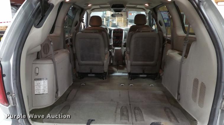 image for item L4666 2006 Chrysler Town & Country van
