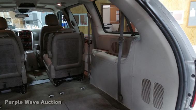 image for item L4666 2006 Chrysler Town & Country van