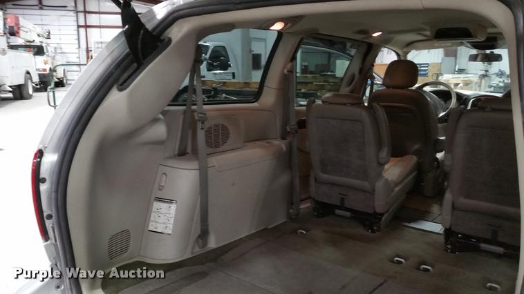 image for item L4666 2006 Chrysler Town & Country van