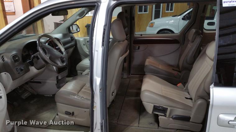 image for item L4666 2006 Chrysler Town & Country van