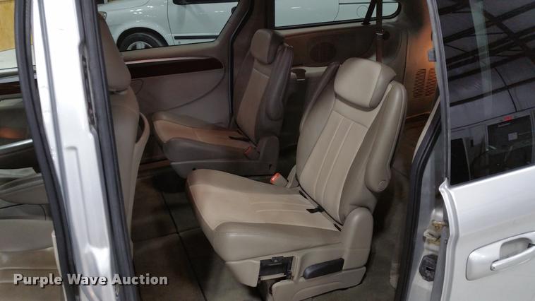 image for item L4666 2006 Chrysler Town & Country van