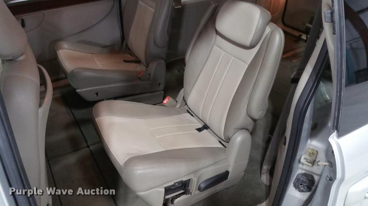 image for item L4666 2006 Chrysler Town & Country van