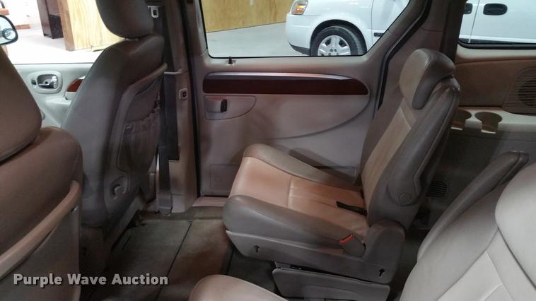 image for item L4666 2006 Chrysler Town & Country van