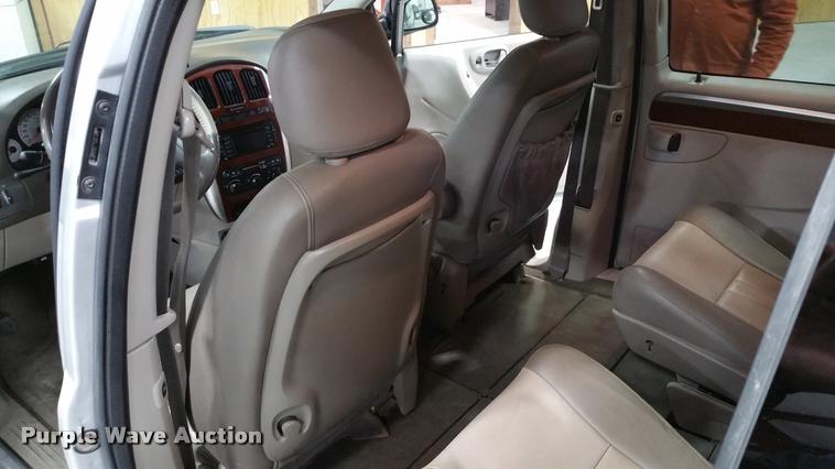 image for item L4666 2006 Chrysler Town & Country van
