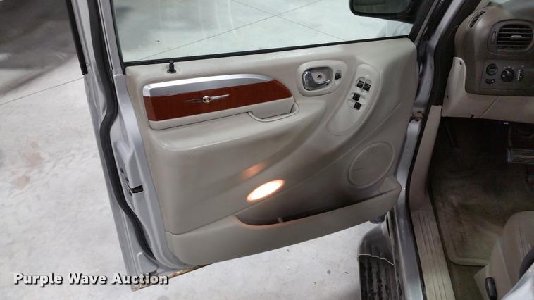 image for item L4666 2006 Chrysler Town & Country van