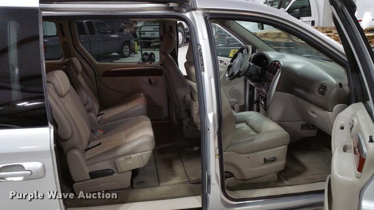 image for item L4666 2006 Chrysler Town & Country van