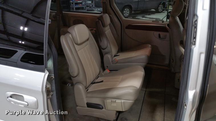 image for item L4666 2006 Chrysler Town & Country van