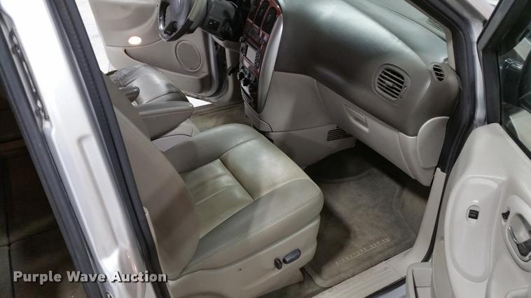 image for item L4666 2006 Chrysler Town & Country van