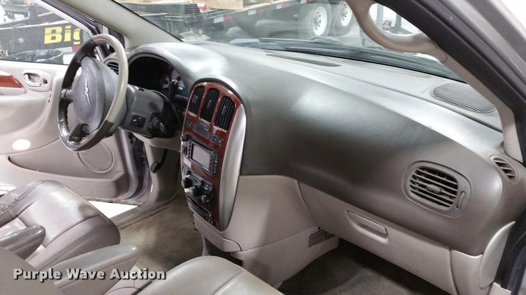 image for item L4666 2006 Chrysler Town & Country van
