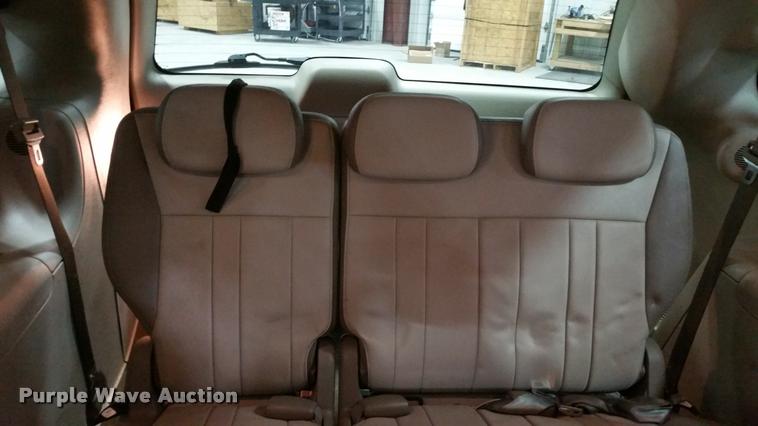 image for item L4666 2006 Chrysler Town & Country van