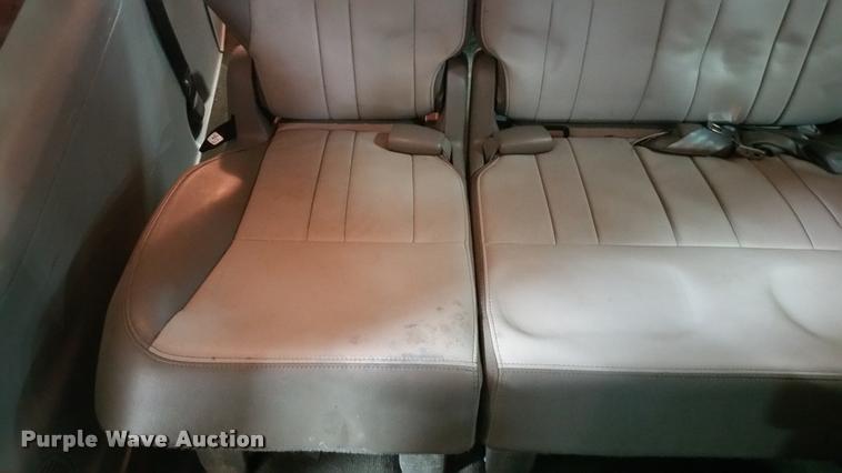 image for item L4666 2006 Chrysler Town & Country van