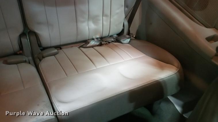 image for item L4666 2006 Chrysler Town & Country van