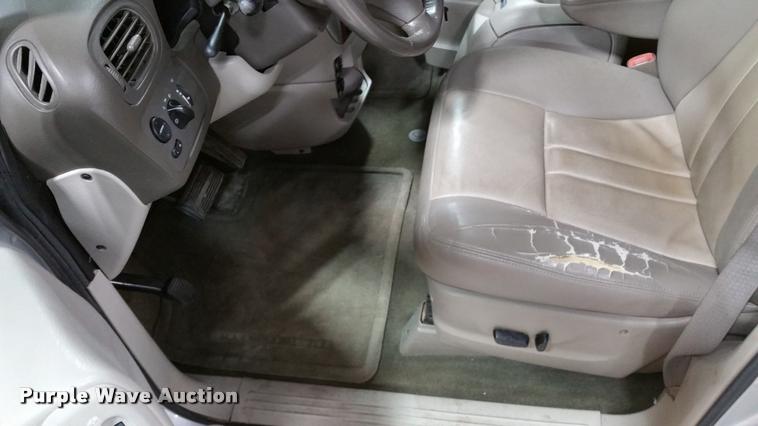 image for item L4666 2006 Chrysler Town & Country van