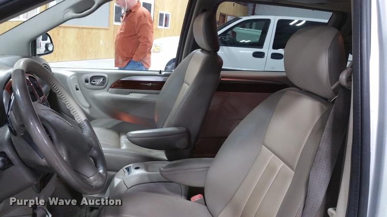 image for item L4666 2006 Chrysler Town & Country van