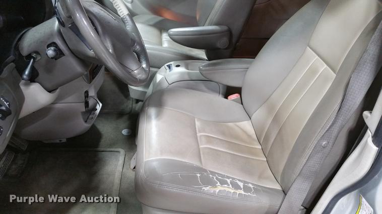 image for item L4666 2006 Chrysler Town & Country van