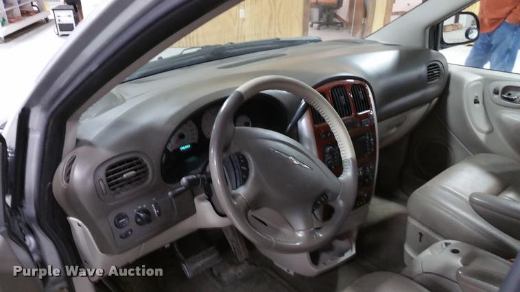 image for item L4666 2006 Chrysler Town & Country van