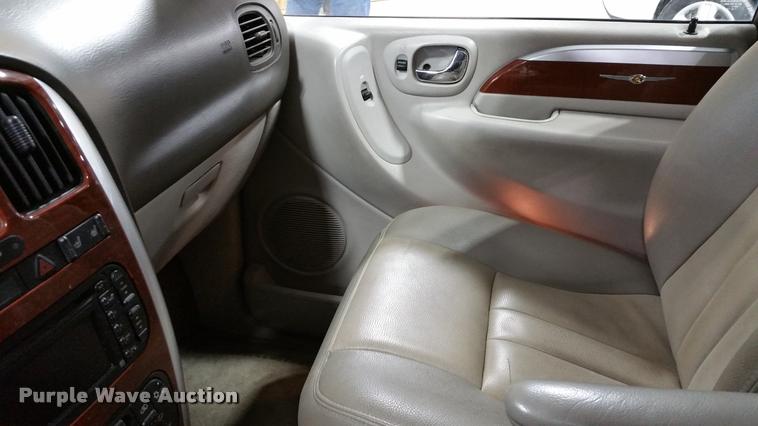 image for item L4666 2006 Chrysler Town & Country van