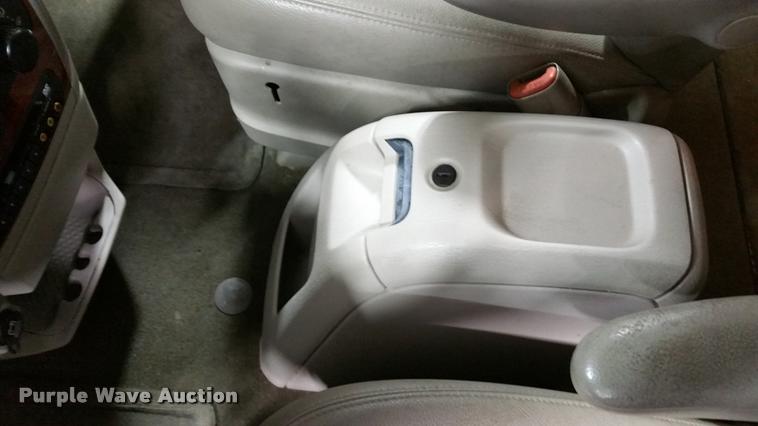 image for item L4666 2006 Chrysler Town & Country van