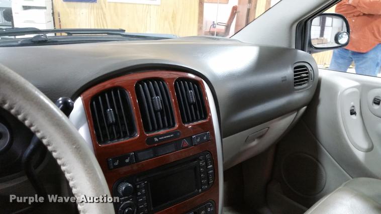 image for item L4666 2006 Chrysler Town & Country van