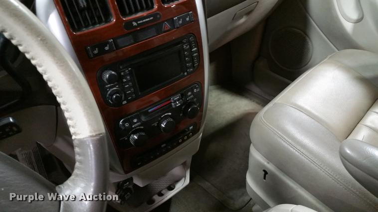 image for item L4666 2006 Chrysler Town & Country van