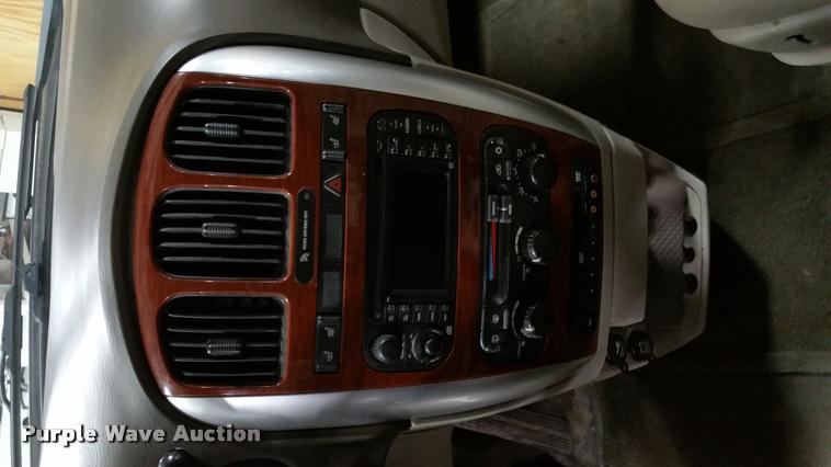image for item L4666 2006 Chrysler Town & Country van