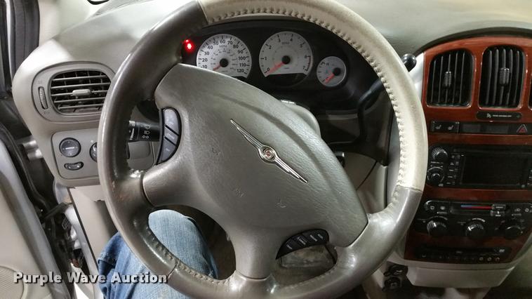 image for item L4666 2006 Chrysler Town & Country van