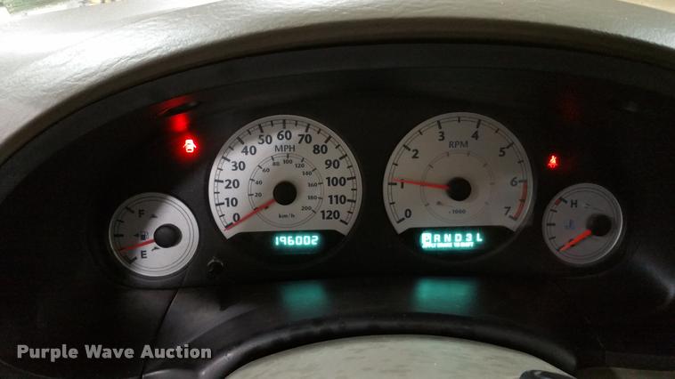 image for item L4666 2006 Chrysler Town & Country van