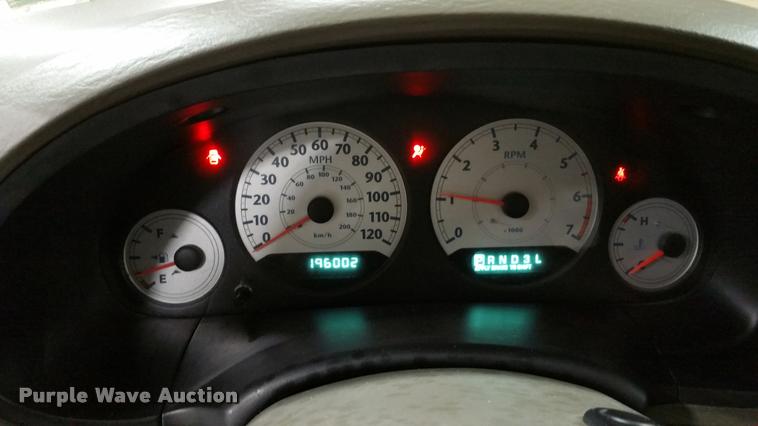 image for item L4666 2006 Chrysler Town & Country van