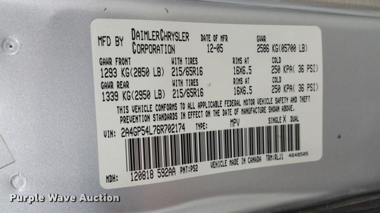 image for item L4666 2006 Chrysler Town & Country van