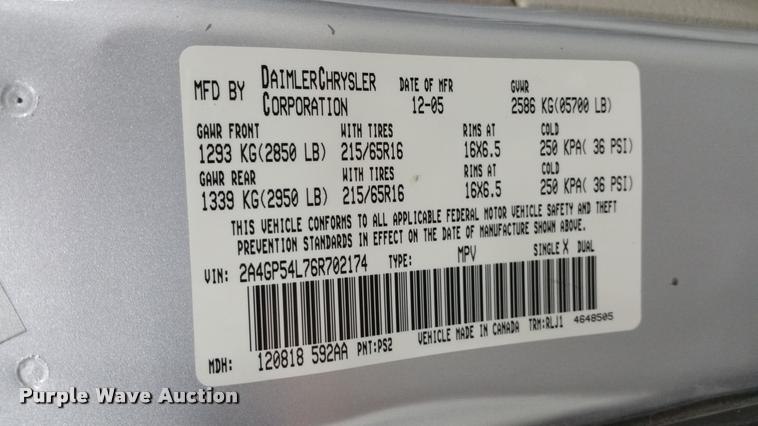 image for item L4666 2006 Chrysler Town & Country van