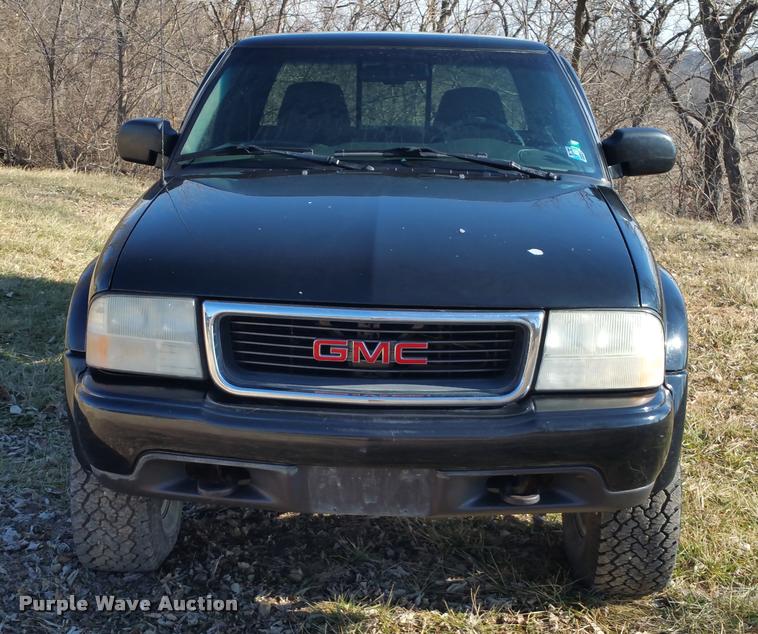 image for item L4668 2002 GMC Sonoma Ext. Cab pickup truck