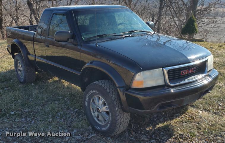 image for item L4668 2002 GMC Sonoma Ext. Cab pickup truck