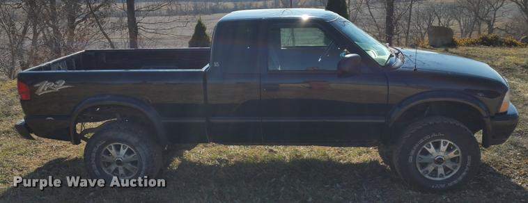 image for item L4668 2002 GMC Sonoma Ext. Cab pickup truck