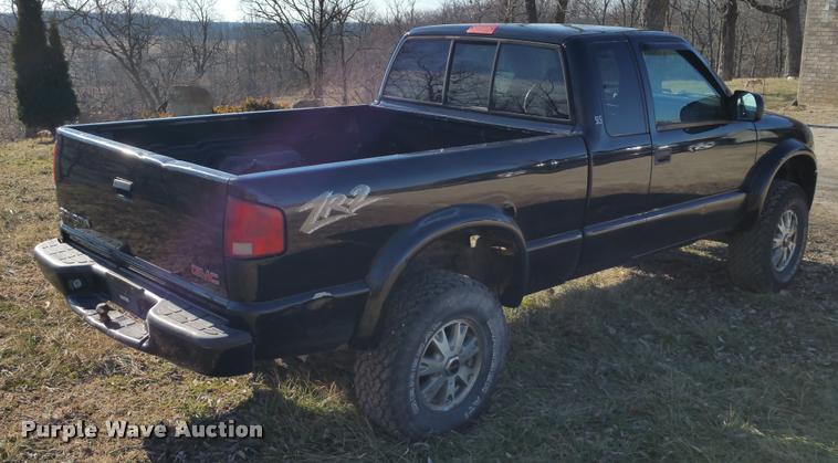 image for item L4668 2002 GMC Sonoma Ext. Cab pickup truck