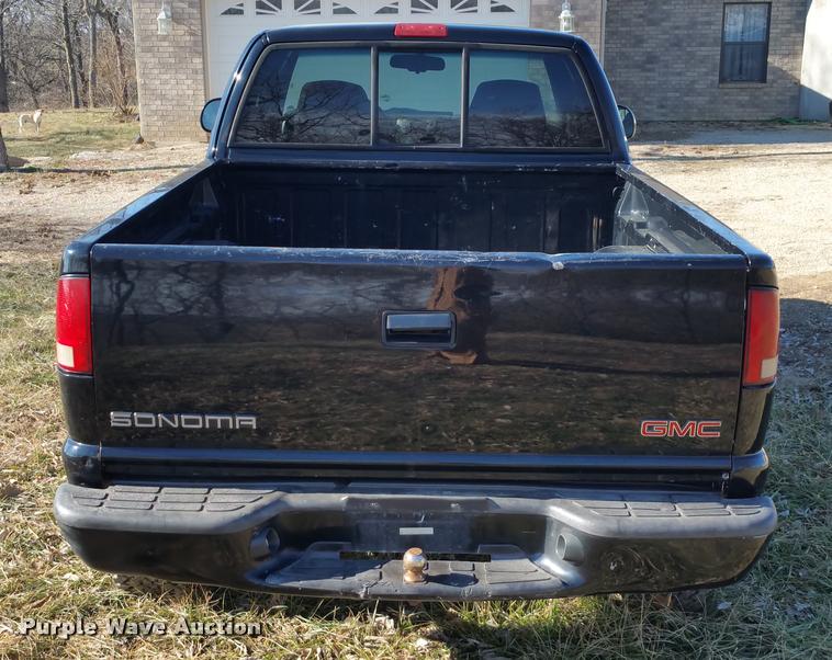 image for item L4668 2002 GMC Sonoma Ext. Cab pickup truck
