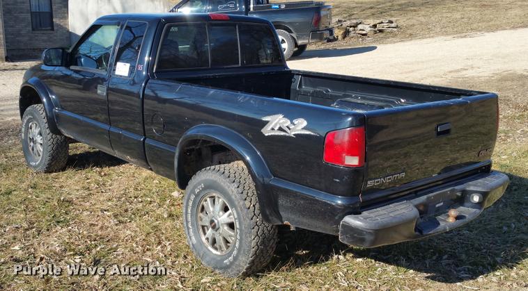 image for item L4668 2002 GMC Sonoma Ext. Cab pickup truck