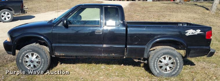 image for item L4668 2002 GMC Sonoma Ext. Cab pickup truck