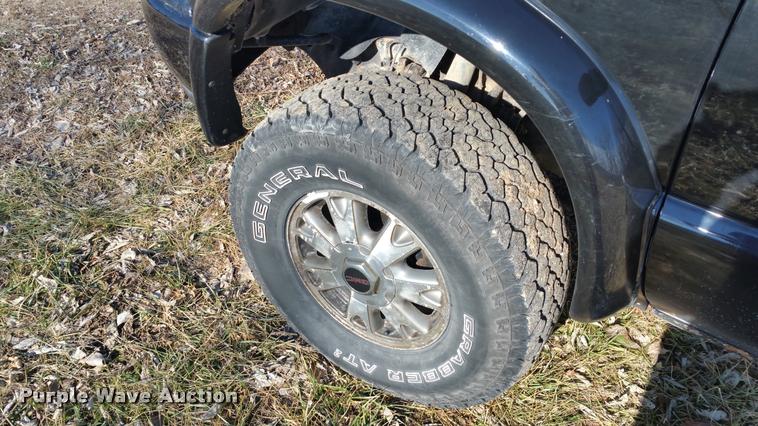 image for item L4668 2002 GMC Sonoma Ext. Cab pickup truck