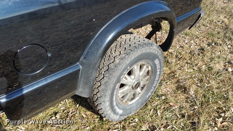 image for item L4668 2002 GMC Sonoma Ext. Cab pickup truck