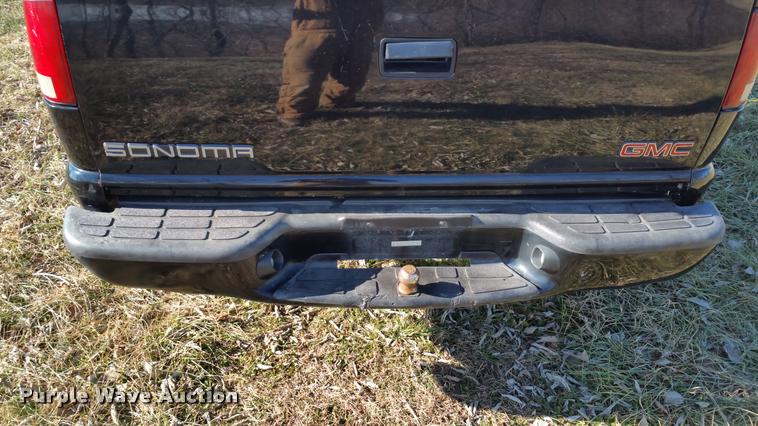 image for item L4668 2002 GMC Sonoma Ext. Cab pickup truck