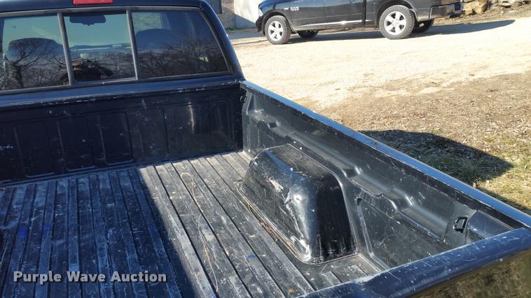 image for item L4668 2002 GMC Sonoma Ext. Cab pickup truck