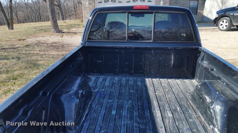 image for item L4668 2002 GMC Sonoma Ext. Cab pickup truck