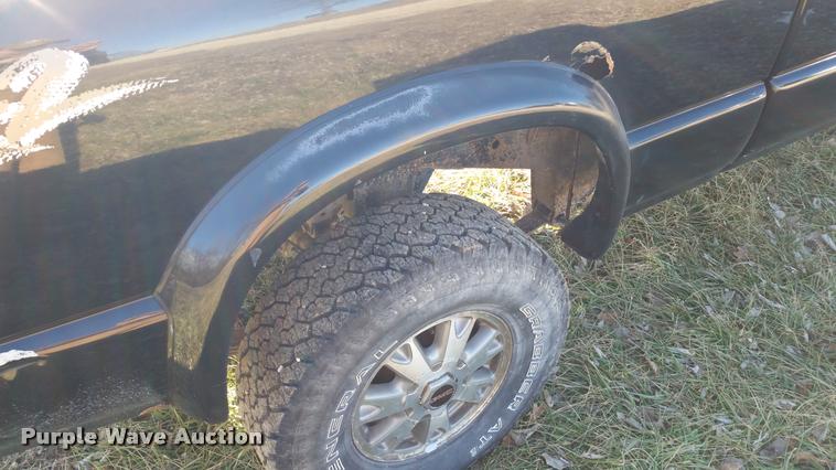 image for item L4668 2002 GMC Sonoma Ext. Cab pickup truck