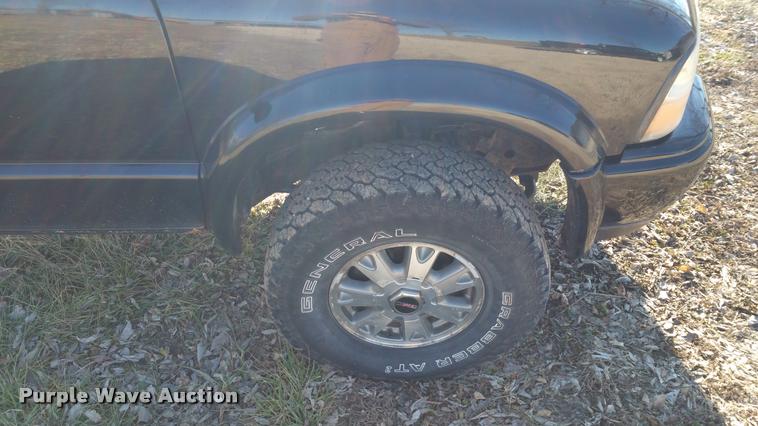 image for item L4668 2002 GMC Sonoma Ext. Cab pickup truck