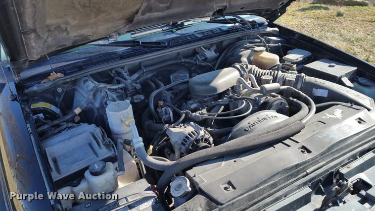 image for item L4668 2002 GMC Sonoma Ext. Cab pickup truck