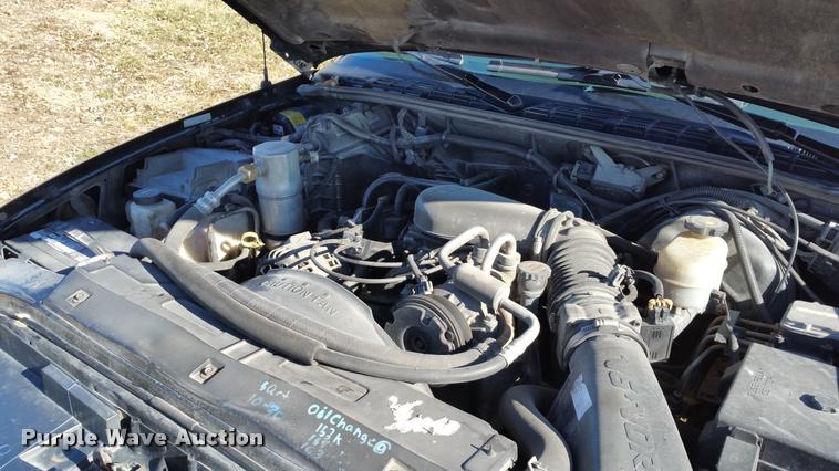 image for item L4668 2002 GMC Sonoma Ext. Cab pickup truck